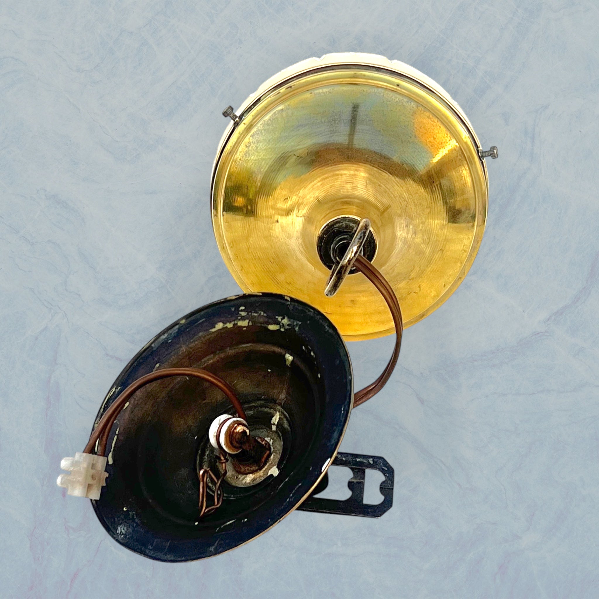 Suspension Art Déco en laiton doré et verre dépoli sculpté – années 1930