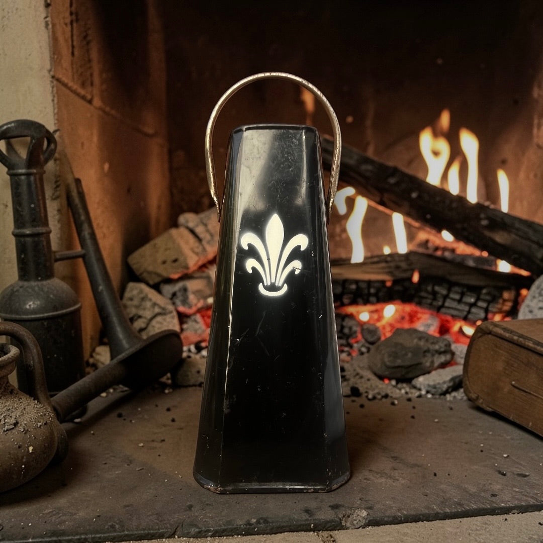 Seau à charbon ancien en tôle noire – fleur de lys au pochoir – accessoire de cheminée vintage
