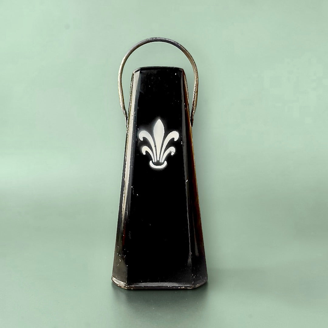 Seau à charbon ancien en tôle noire – fleur de lys au pochoir – accessoire de cheminée vintage