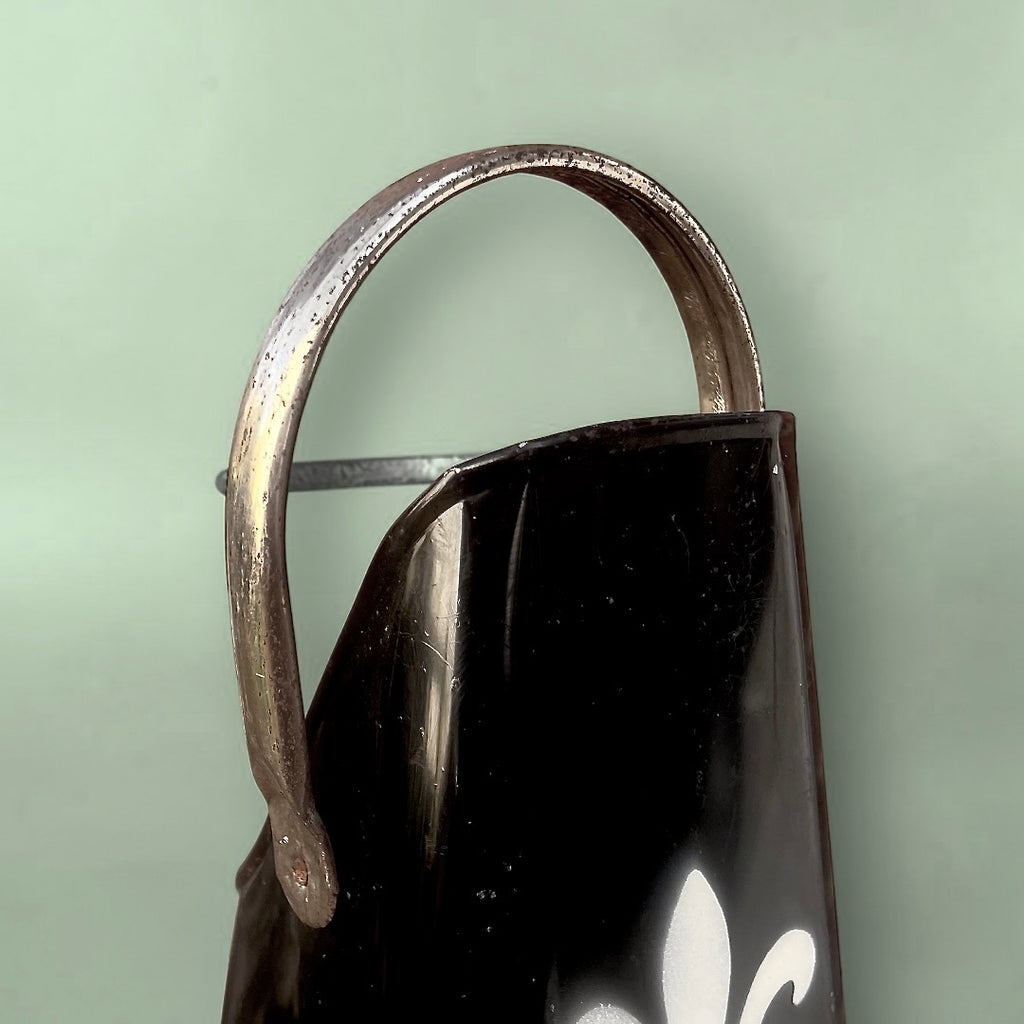 Seau à charbon ancien en tôle noire – fleur de lys au pochoir – accessoire de cheminée vintage