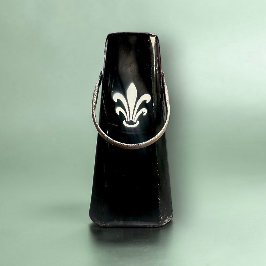 Seau à charbon ancien en tôle noire – fleur de lys au pochoir – accessoire de cheminée vintage