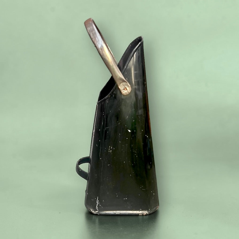 Seau à charbon ancien en tôle noire – fleur de lys au pochoir – accessoire de cheminée vintage