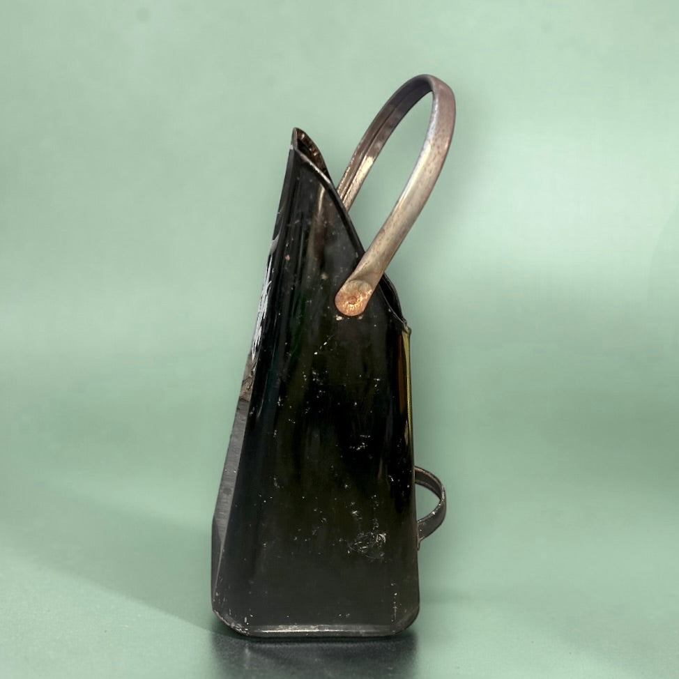 Seau à charbon ancien en tôle noire – fleur de lys au pochoir – accessoire de cheminée vintage