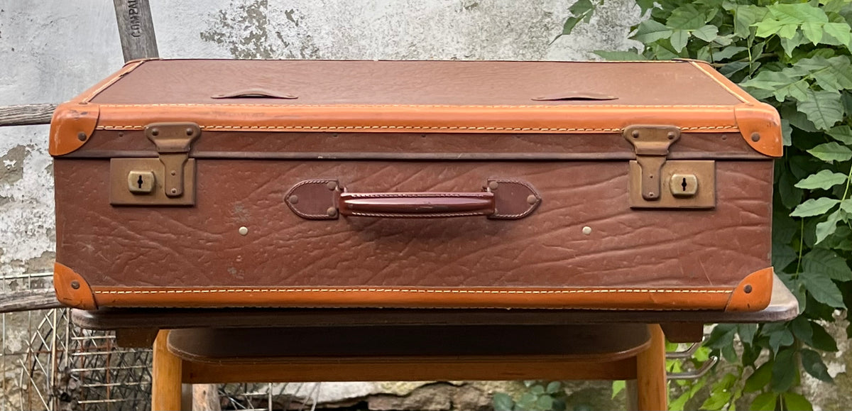 Ancienne Valise de Voyage en Carton Enduit Marron, Coins Renforcés et Fermoirs Métalliques – Années 50-60