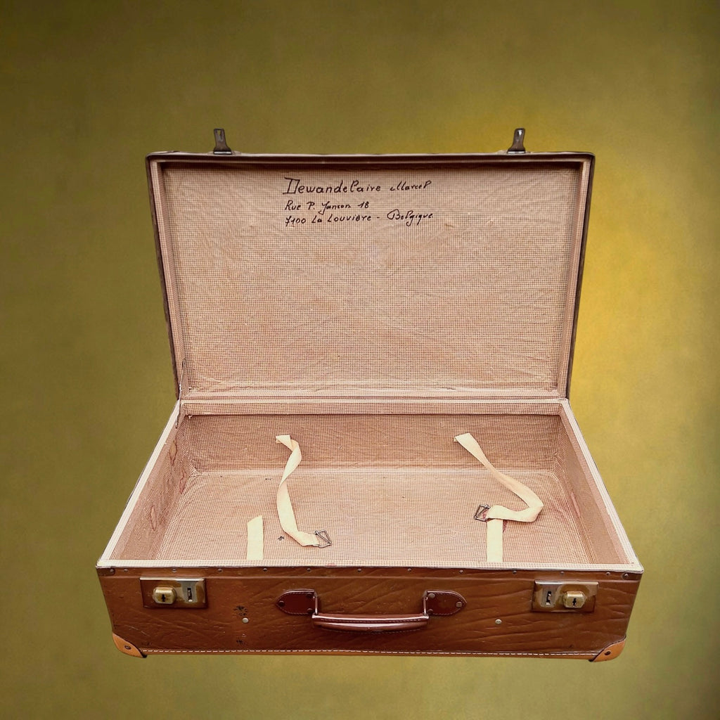 Ancienne Valise de Voyage en Carton Enduit Marron, Coins Renforcés et Fermoirs Métalliques – Années 50-60