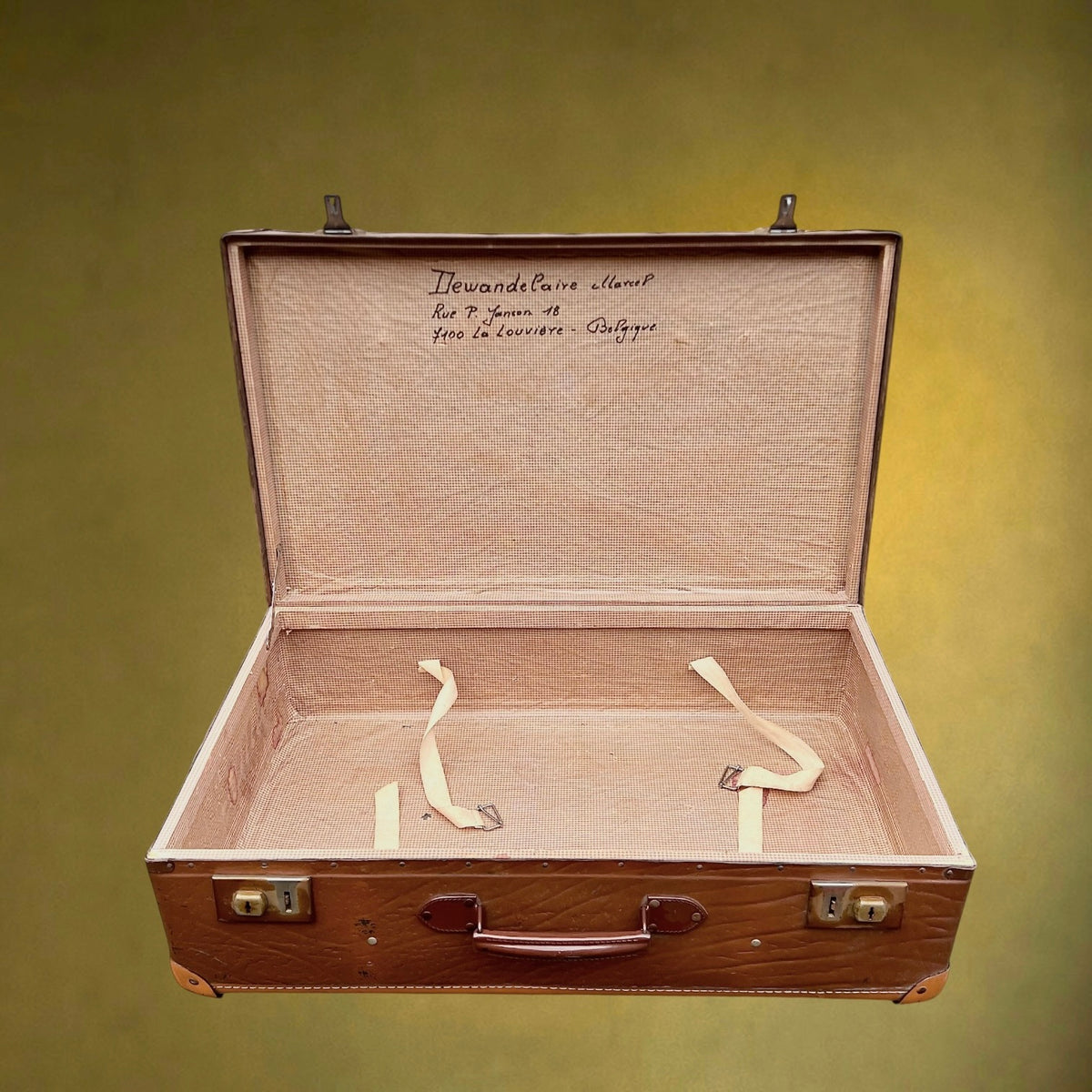 Ancienne Valise de Voyage en Carton Enduit Marron, Coins Renforcés et Fermoirs Métalliques – Années 50-60