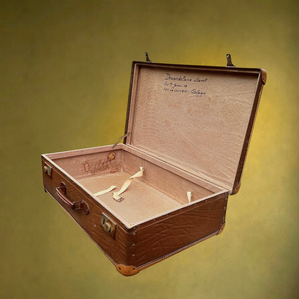 Ancienne Valise de Voyage en Carton Enduit Marron, Coins Renforcés et Fermoirs Métalliques – Années 50-60