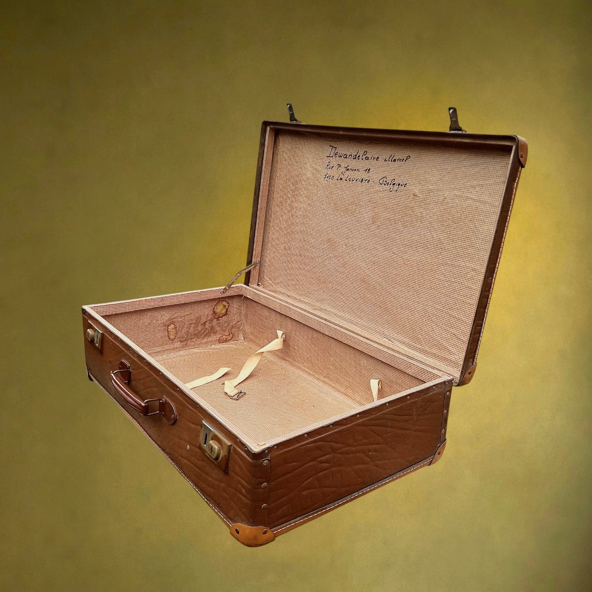 Ancienne Valise de Voyage en Carton Enduit Marron, Coins Renforcés et Fermoirs Métalliques – Années 50-60