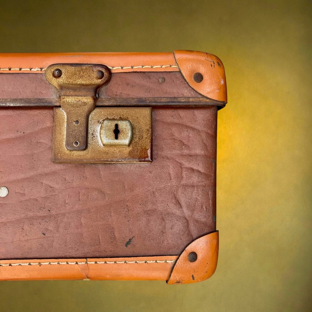 Ancienne Valise de Voyage en Carton Enduit Marron, Coins Renforcés et Fermoirs Métalliques – Années 50-60