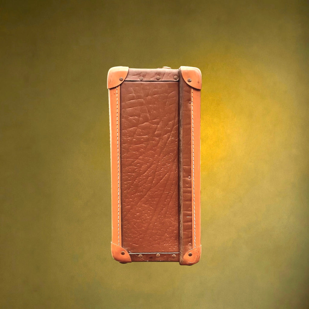 Ancienne Valise de Voyage en Carton Enduit Marron, Coins Renforcés et Fermoirs Métalliques – Années 50-60