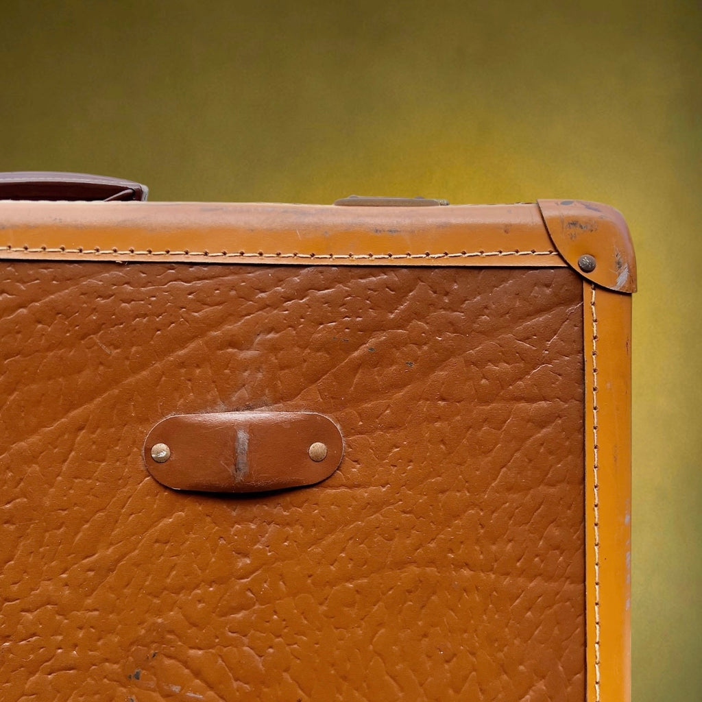 Ancienne Valise de Voyage en Carton Enduit Marron, Coins Renforcés et Fermoirs Métalliques – Années 50-60