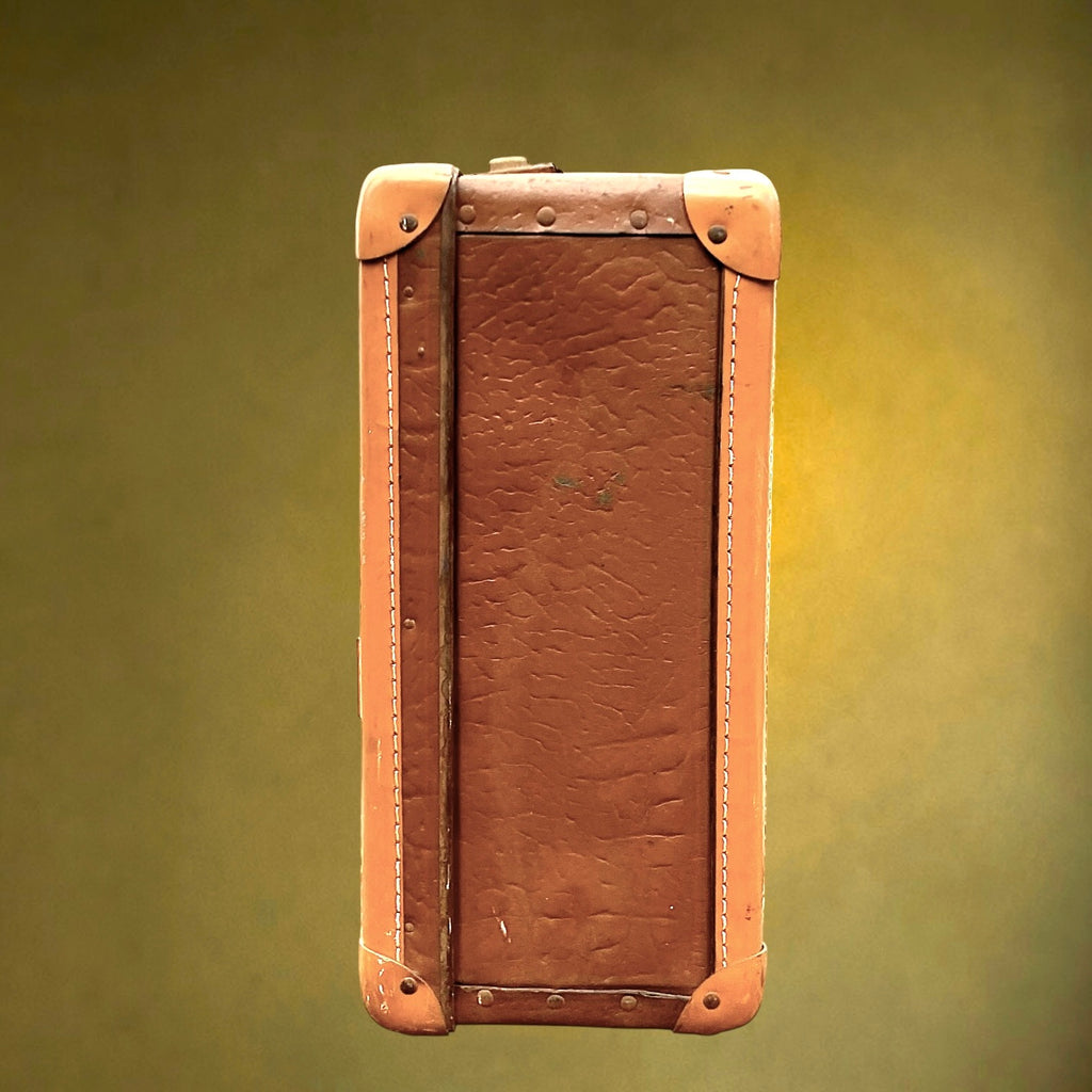 Ancienne Valise de Voyage en Carton Enduit Marron, Coins Renforcés et Fermoirs Métalliques – Années 50-60