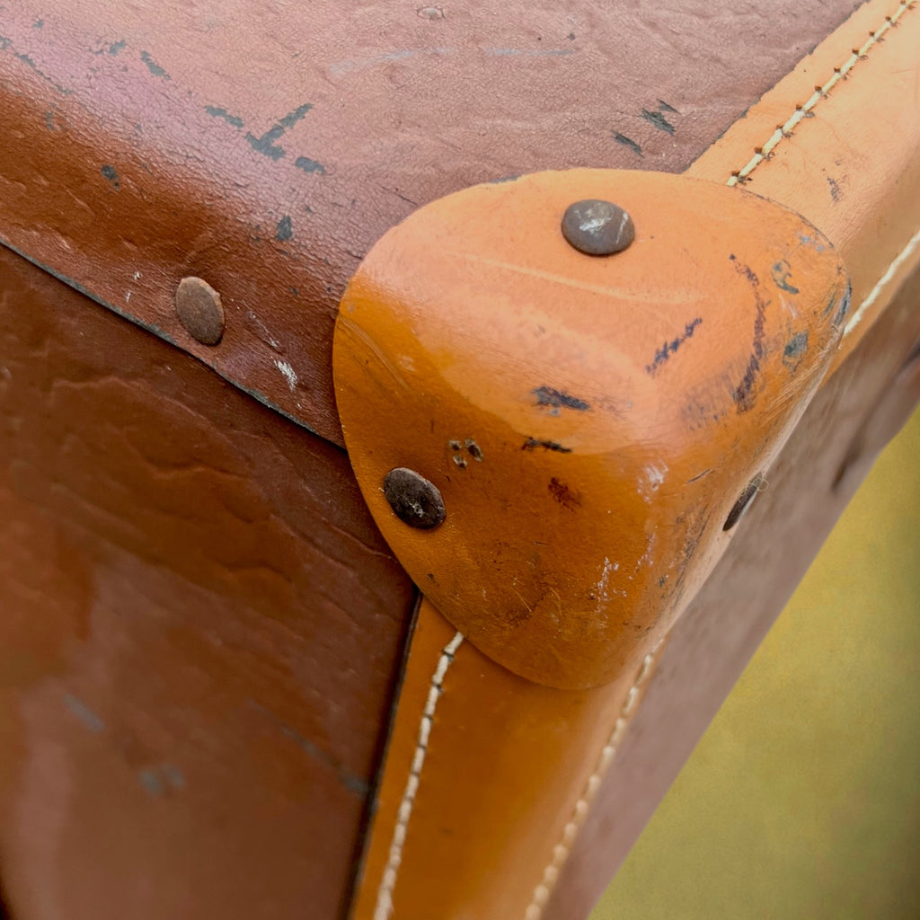 Ancienne Valise de Voyage en Carton Enduit Marron, Coins Renforcés et Fermoirs Métalliques – Années 50-60