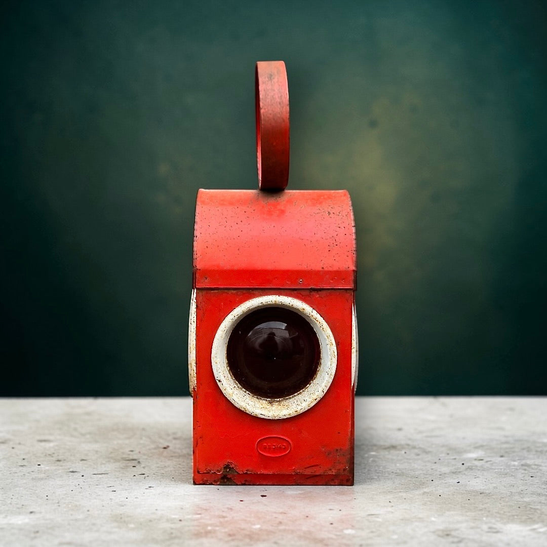 Ancienne lanterne de signalisation BS 3143 – métal rouge et verre – Grande-Bretagne