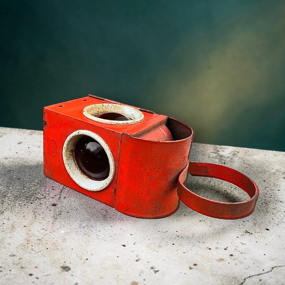 Ancienne lanterne de signalisation BS 3143 – métal rouge et verre – Grande-Bretagne