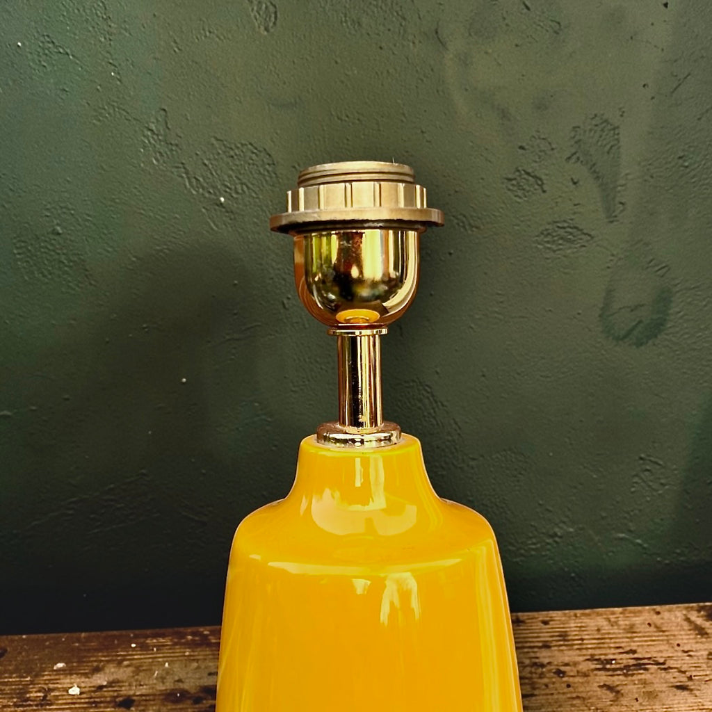 Grand pied de lampe vintage en céramique jaune – années 1960