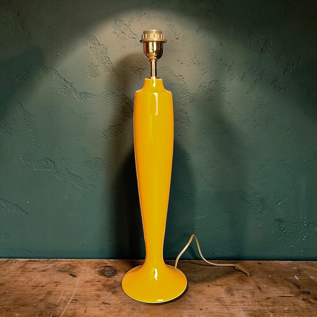Grand pied de lampe vintage en céramique jaune – années 1960