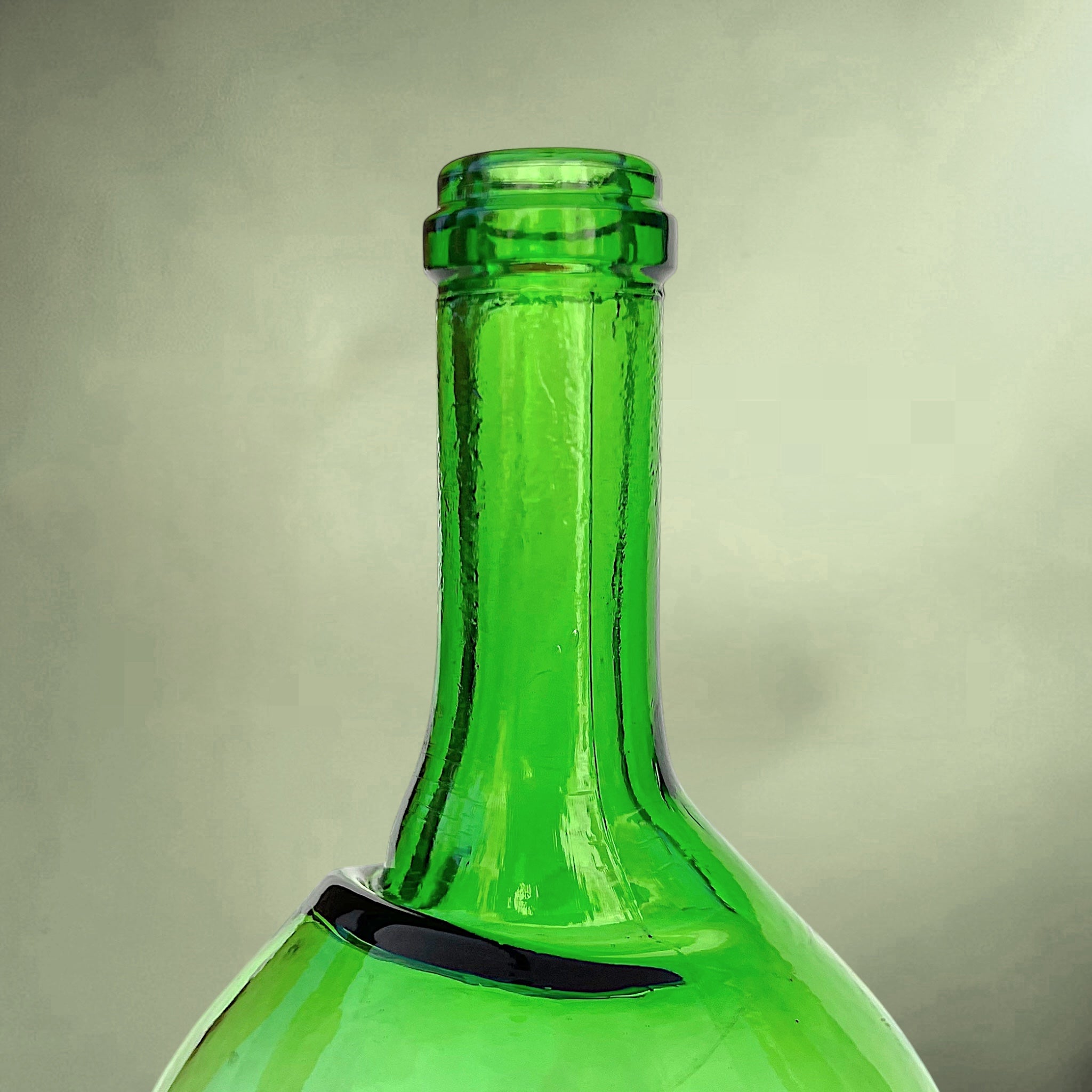 Grande bouteille ancienne en verre vert – bouteille de cave vintage – vase brocante – début XXe siècle