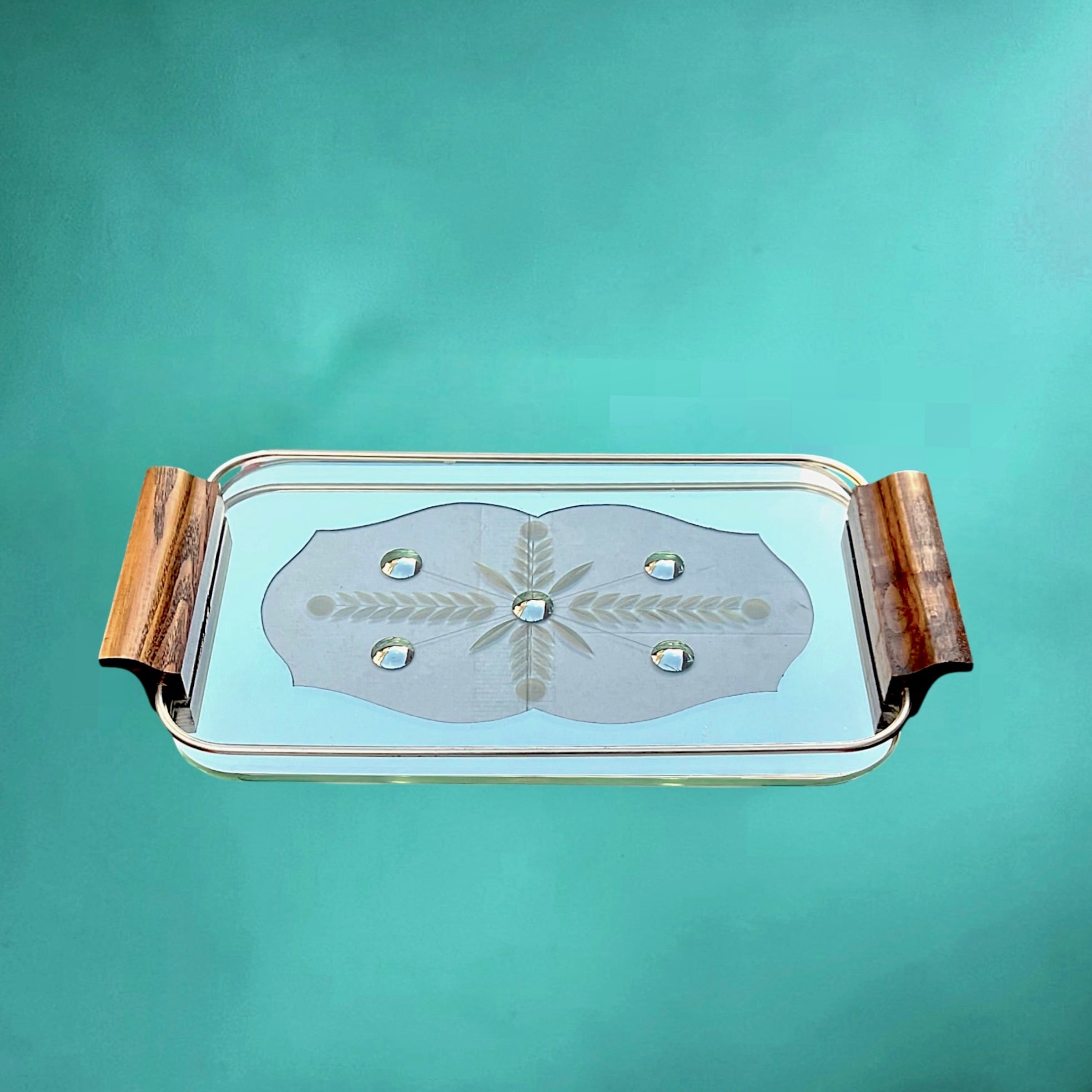 Plateau de service vintage en verre ciselé et miroir, poignées en bois