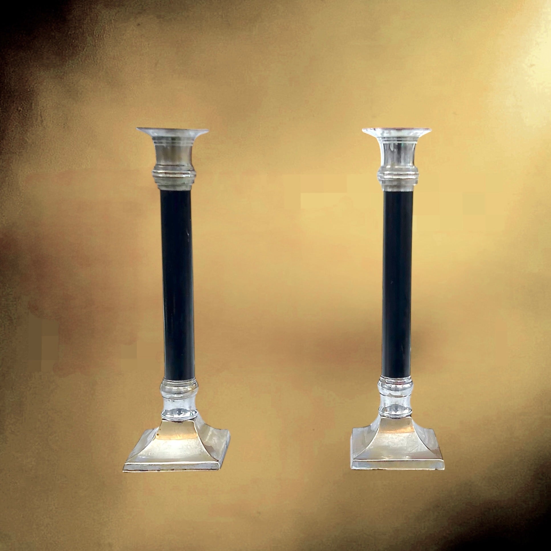 Paire de chandeliers Art Déco en métal nickelé et colonne noire – années 1930