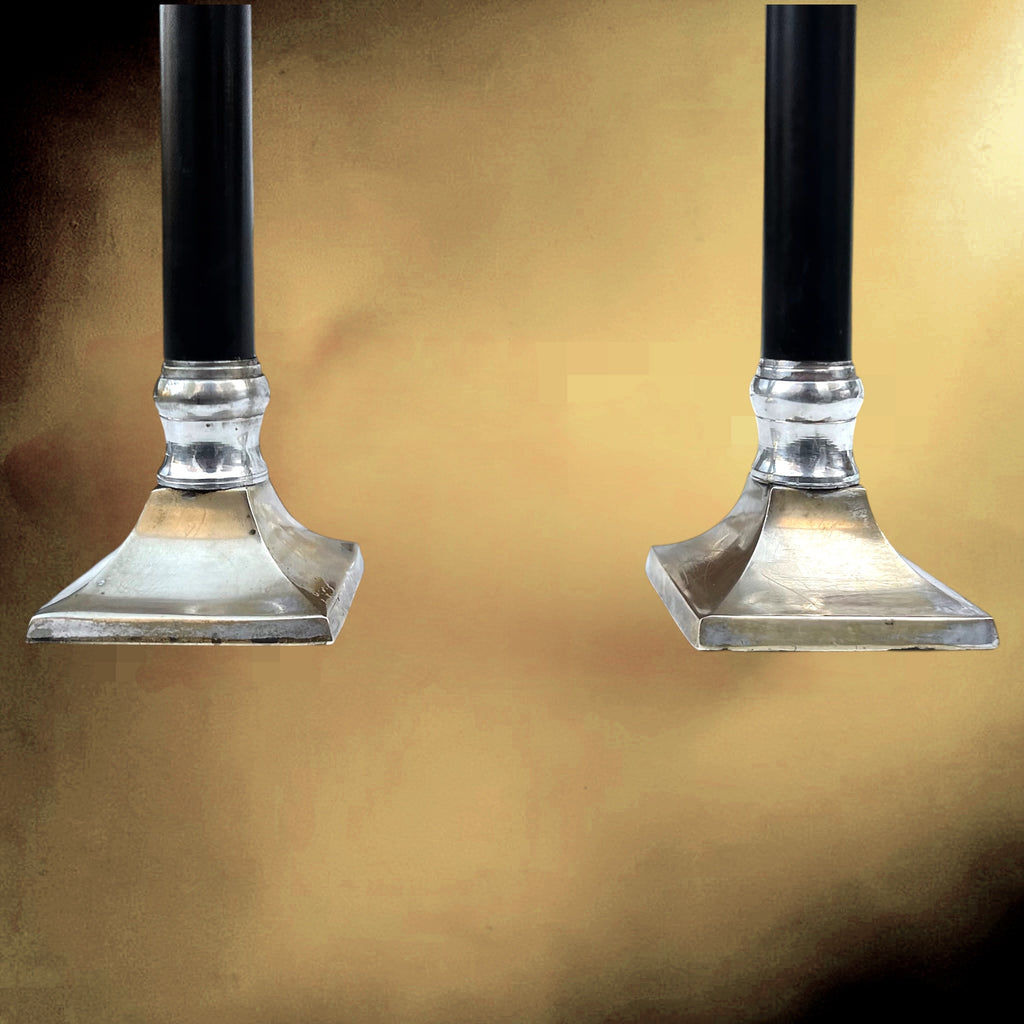 Paire de chandeliers Art Déco en métal nickelé et colonne noire – années 1930
