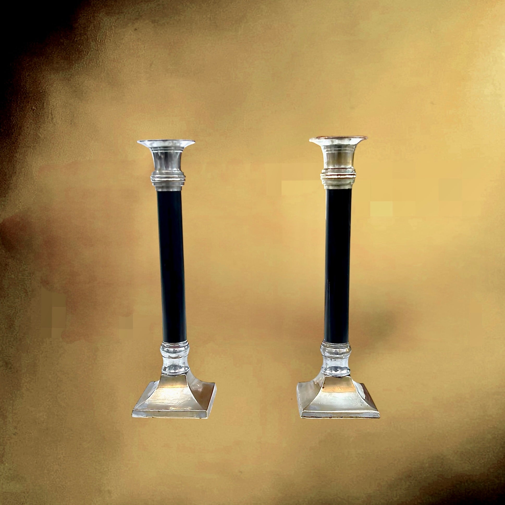 Paire de chandeliers Art Déco en métal nickelé et colonne noire – années 1930