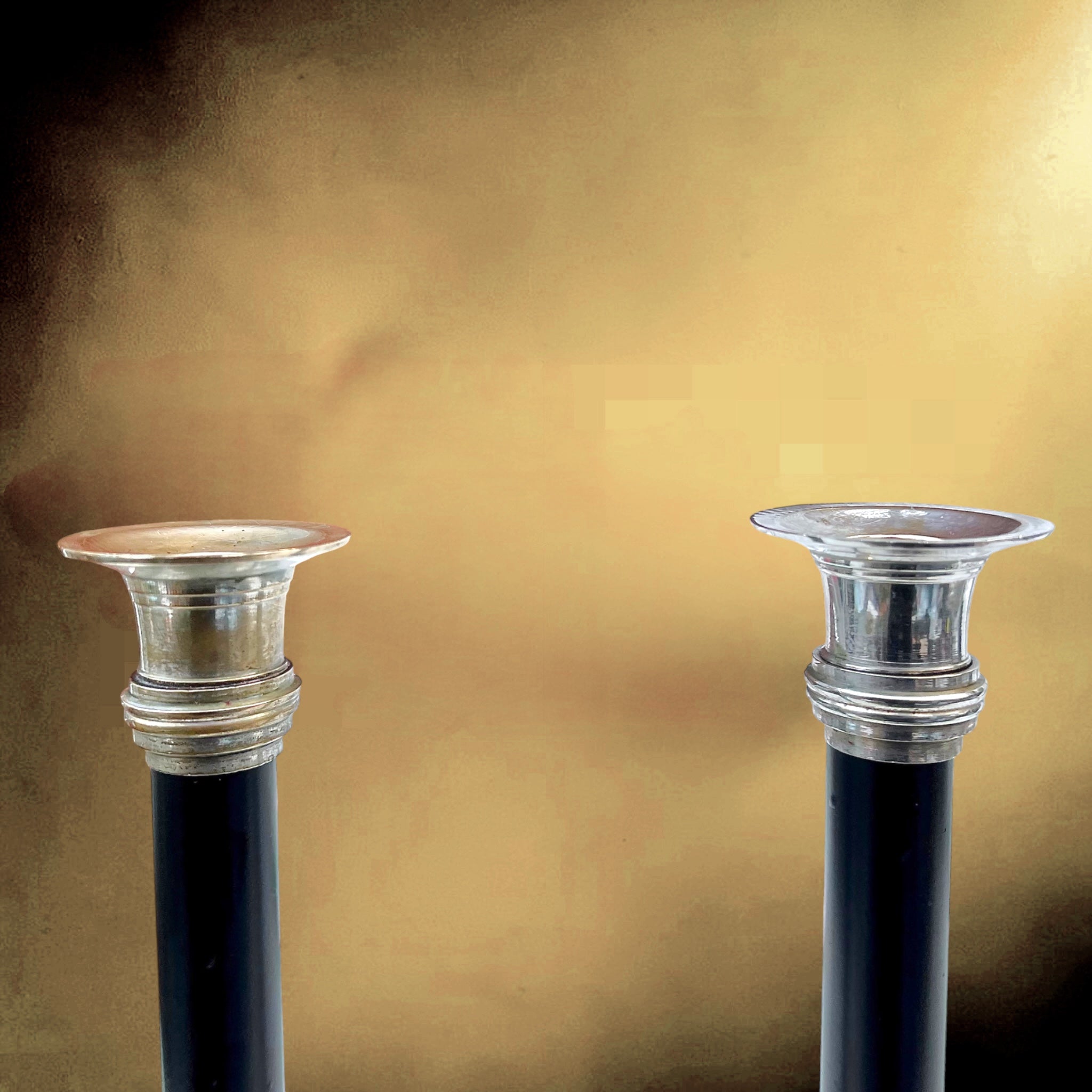 Paire de chandeliers Art Déco en métal nickelé et colonne noire – années 1930
