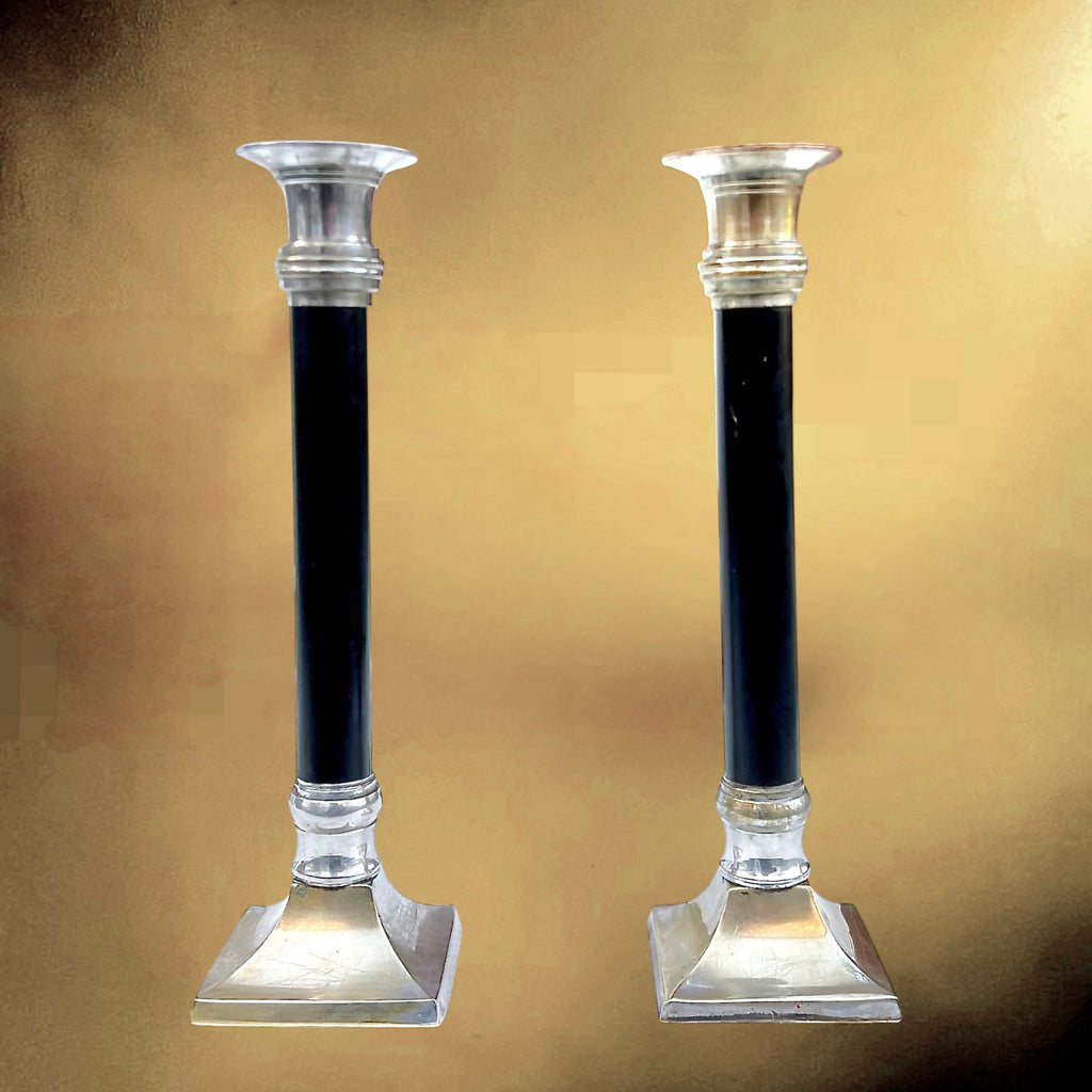 Paire de chandeliers Art Déco en métal nickelé et colonne noire – années 1930