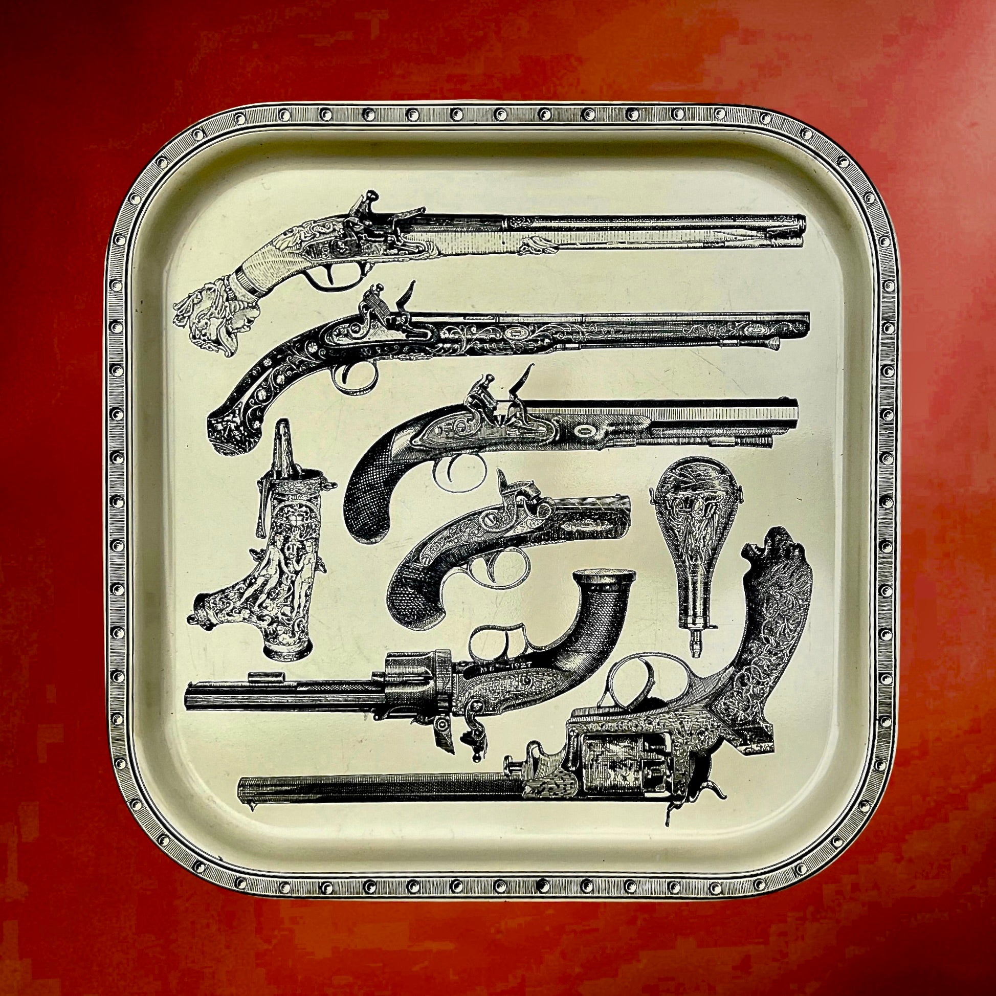Plateau vintage Fornasetti décor pistolets anciens – design italien années 1960