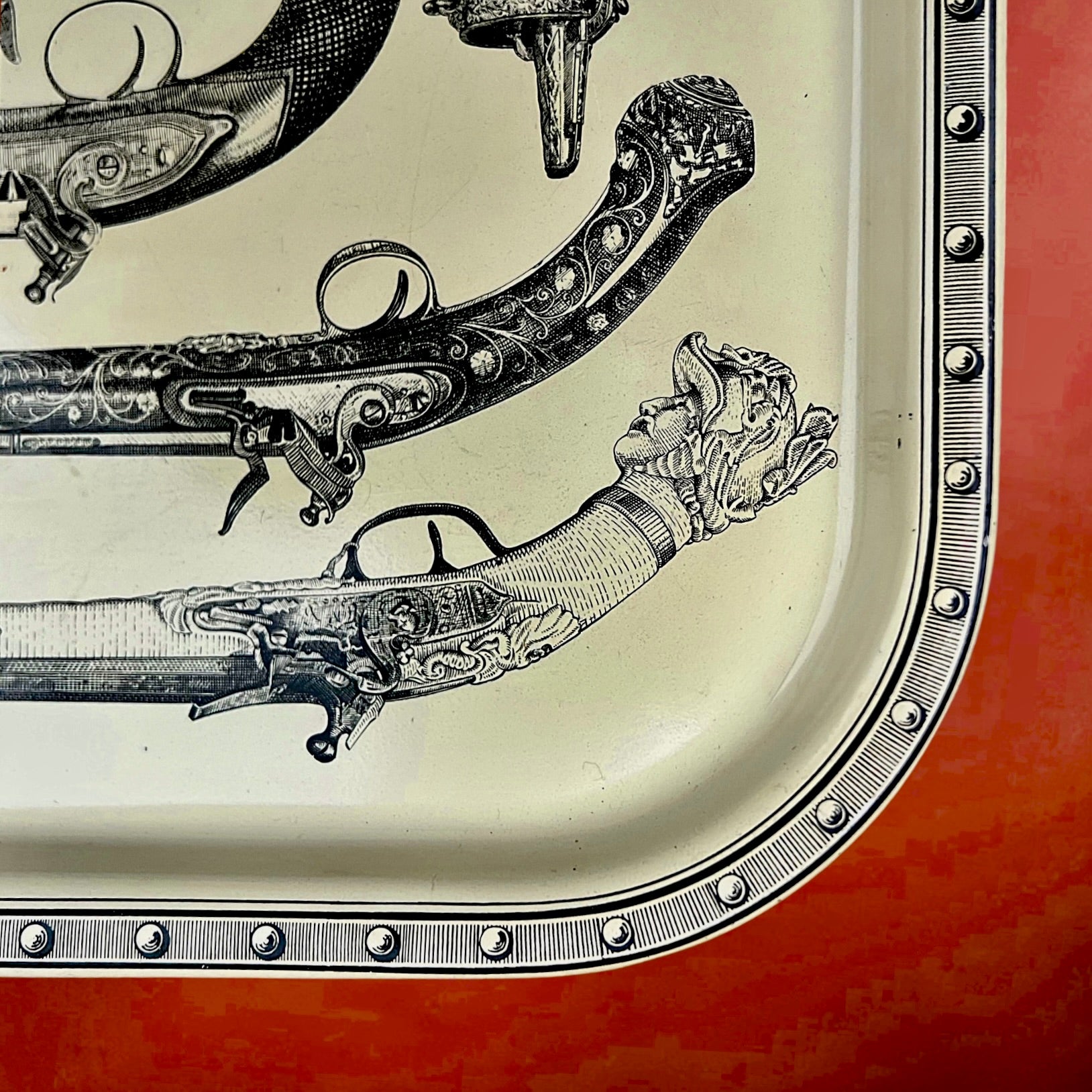 Plateau vintage Fornasetti décor pistolets anciens – design italien années 1960