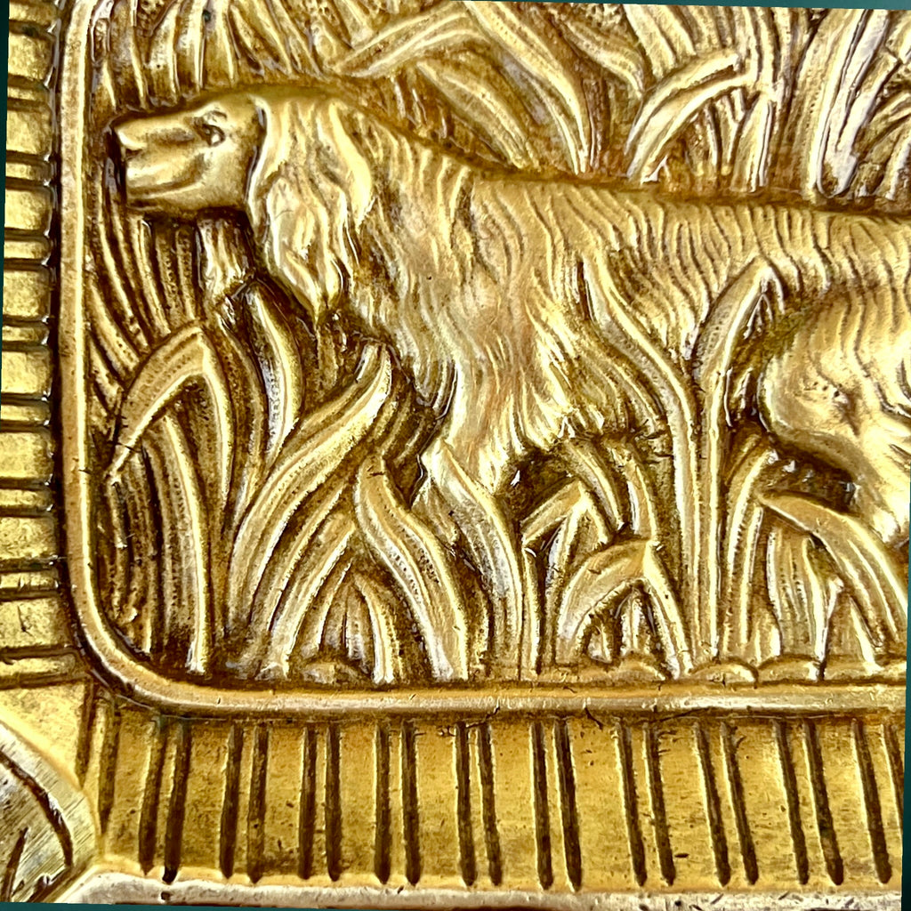 Ancien cendrier en laiton doré – chien de chasse en relief – décor cynégétique