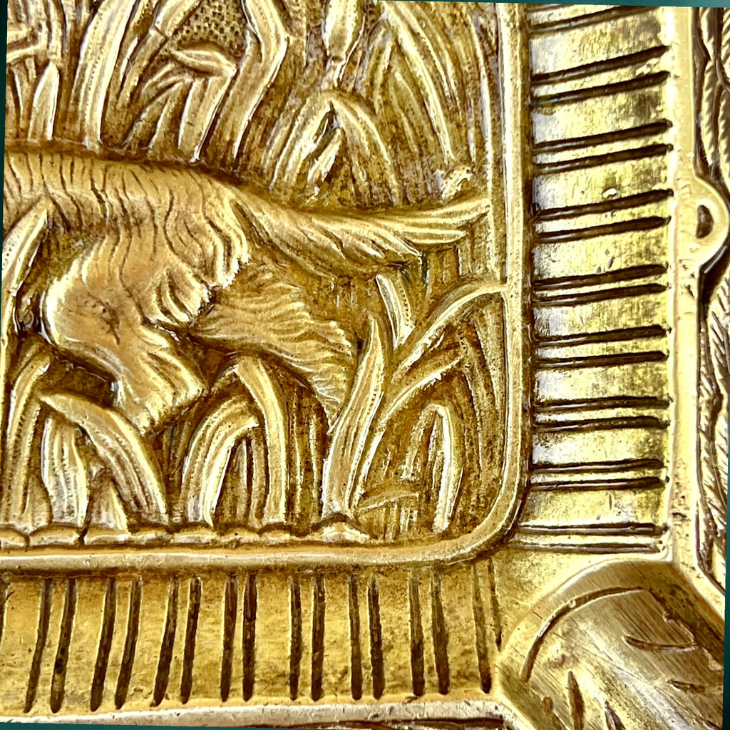 Ancien cendrier en laiton doré – chien de chasse en relief – décor cynégétique