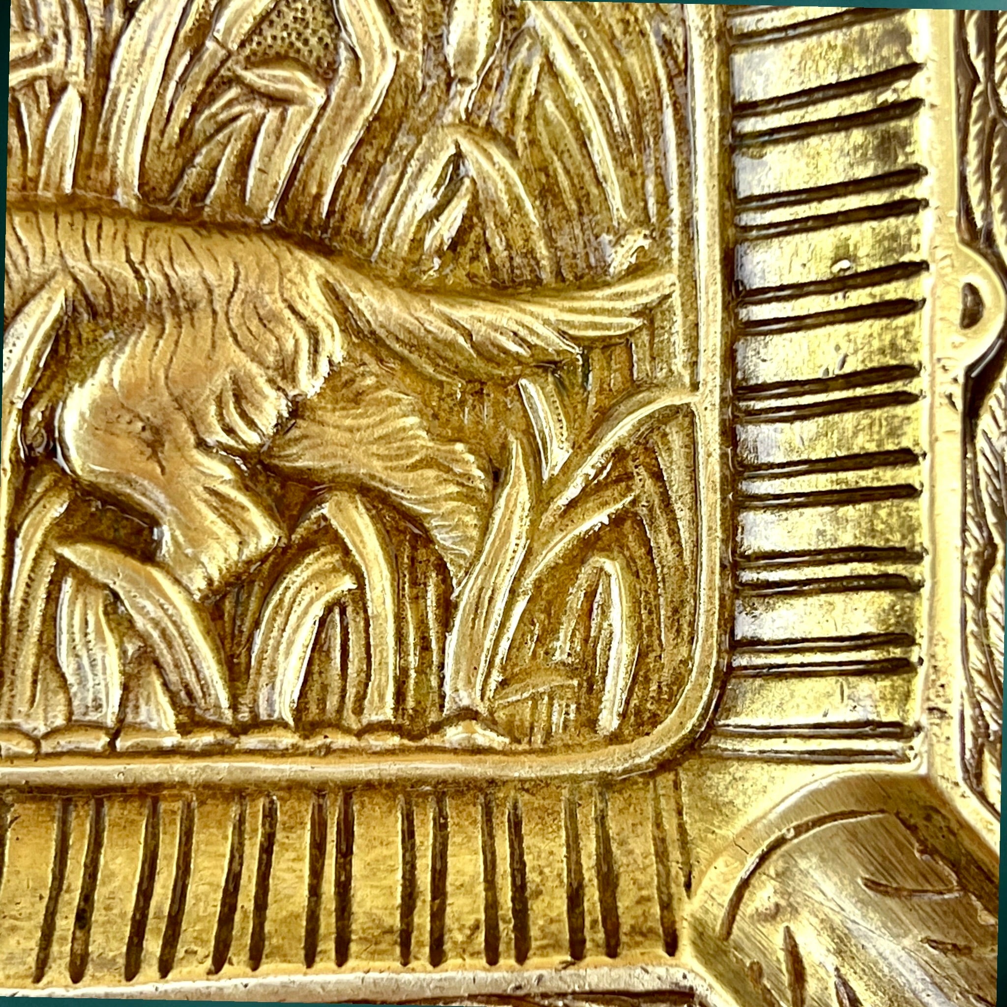Ancien cendrier en laiton doré – chien de chasse en relief – décor cynégétique