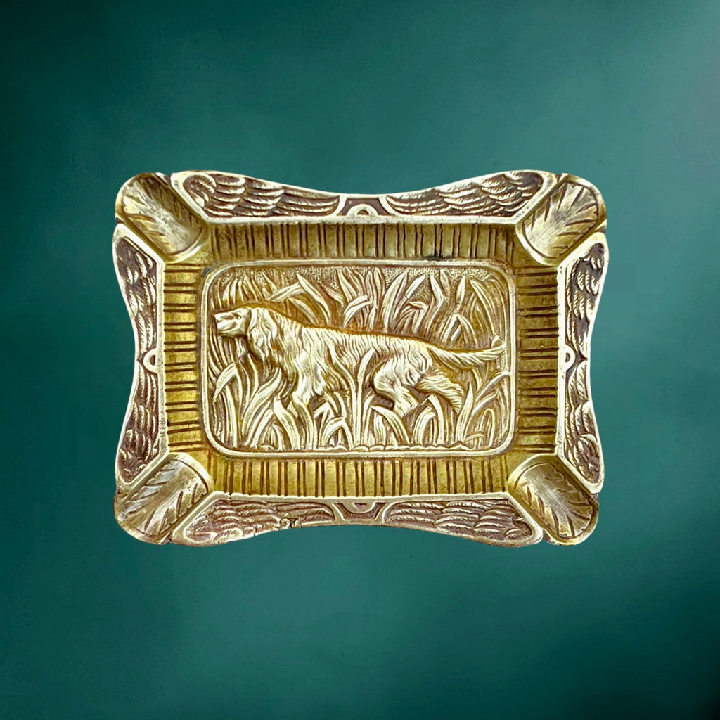 Ancien cendrier en laiton doré – chien de chasse en relief – décor cynégétique