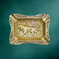 Ancien cendrier en laiton doré – chien de chasse en relief – décor cynégétique
