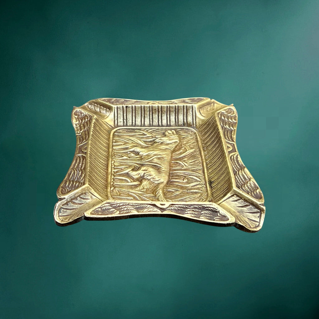 Ancien cendrier en laiton doré – chien de chasse en relief – décor cynégétique