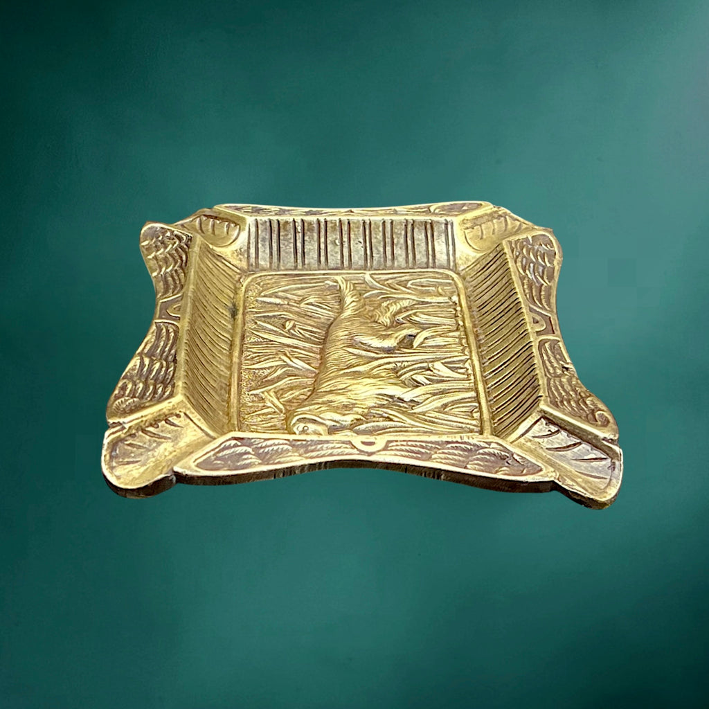 Ancien cendrier en laiton doré – chien de chasse en relief – décor cynégétique