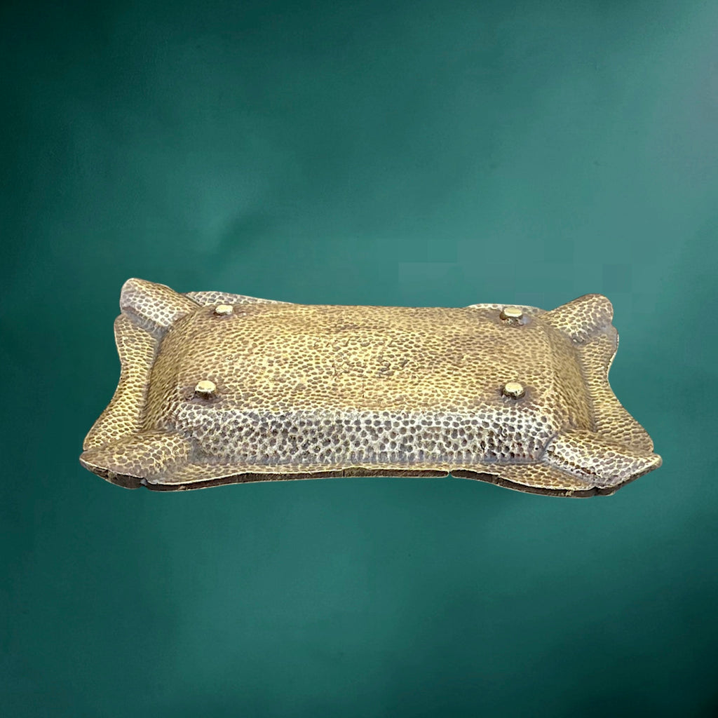 Ancien cendrier en laiton doré – chien de chasse en relief – décor cynégétique