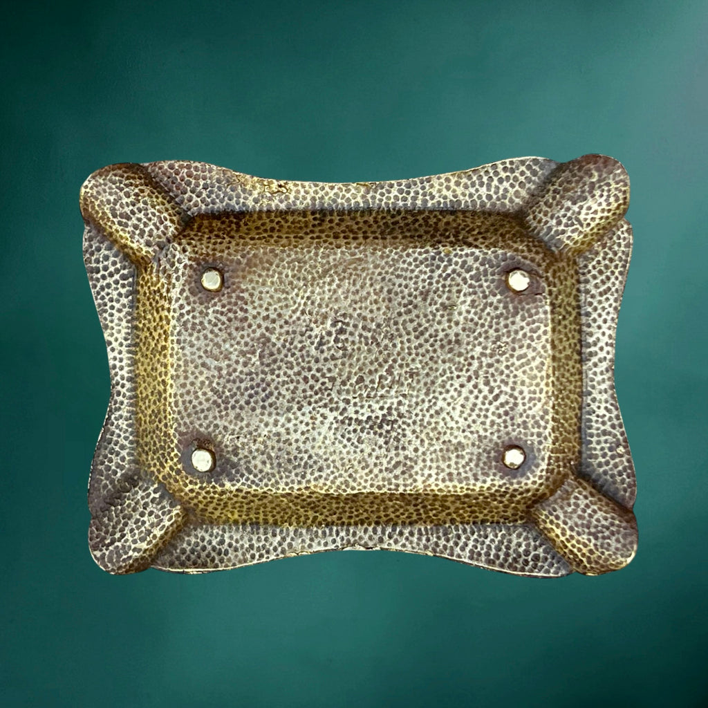 Ancien cendrier en laiton doré – chien de chasse en relief – décor cynégétique