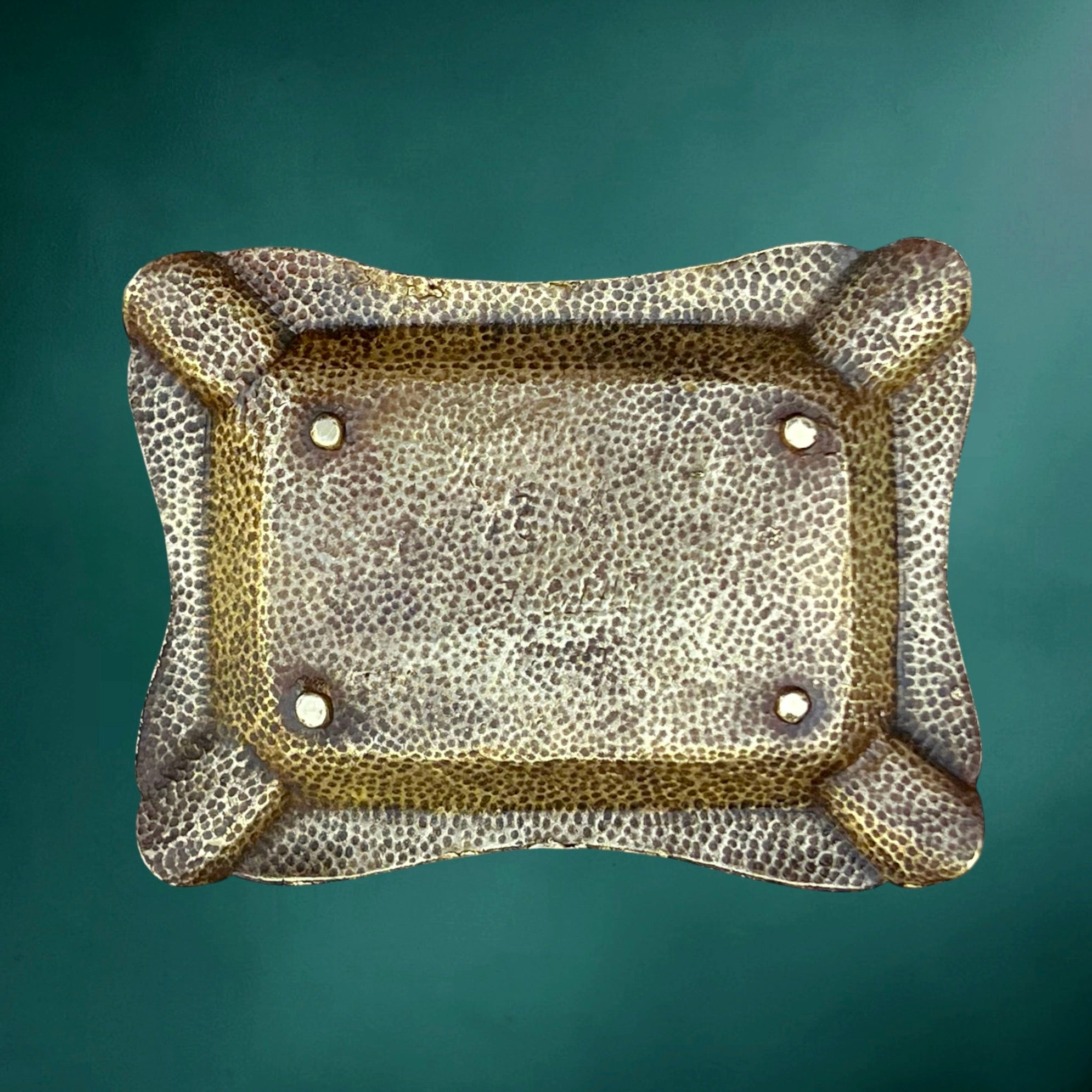 Ancien cendrier en laiton doré – chien de chasse en relief – décor cynégétique