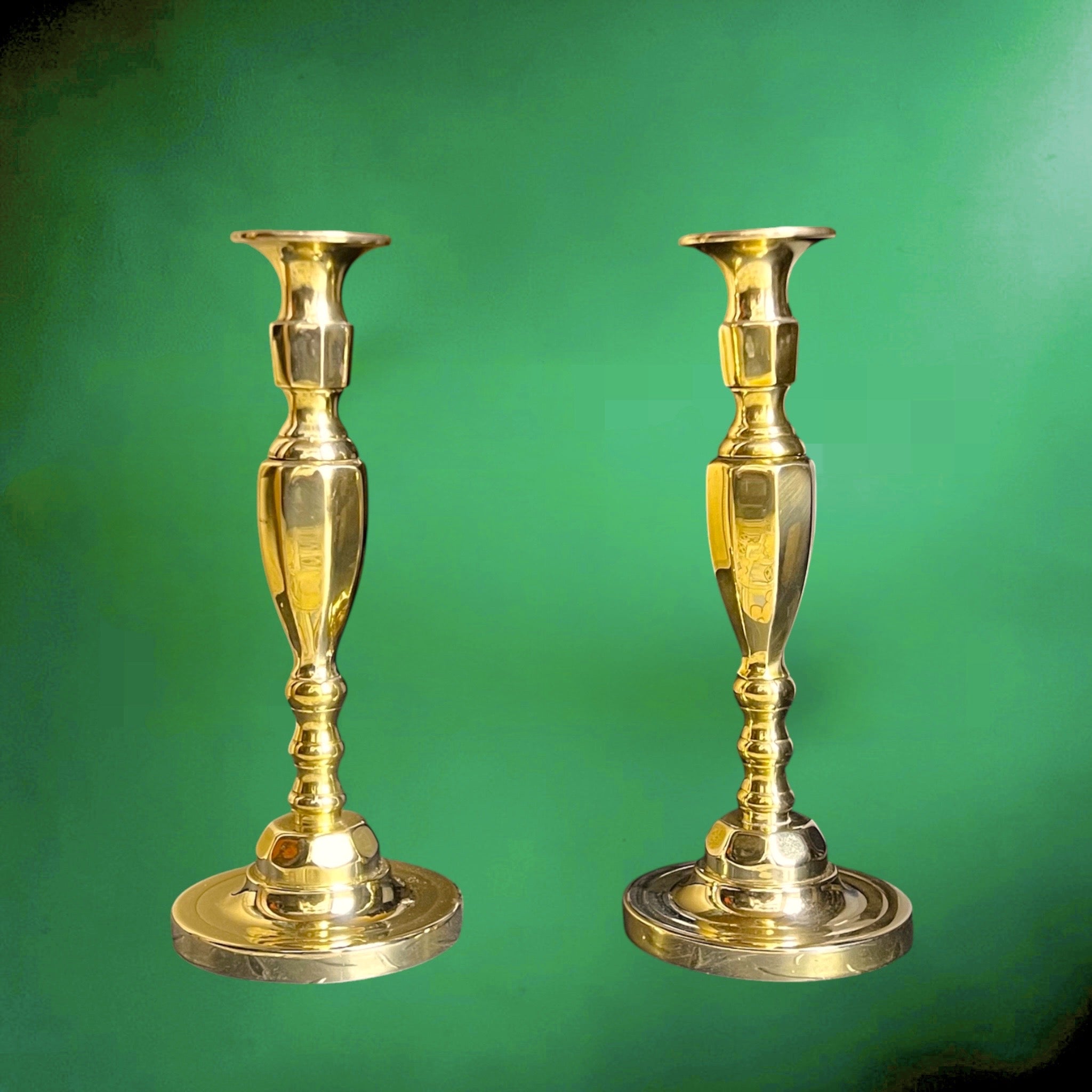 Paire de chandeliers anglais en laiton poli – bougeoirs vintage Made in England – décoration classique élégante