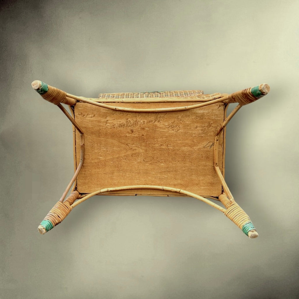 Travailleuse vintage en rotin à double étage – meuble couture années 50/60 avec coussins verts