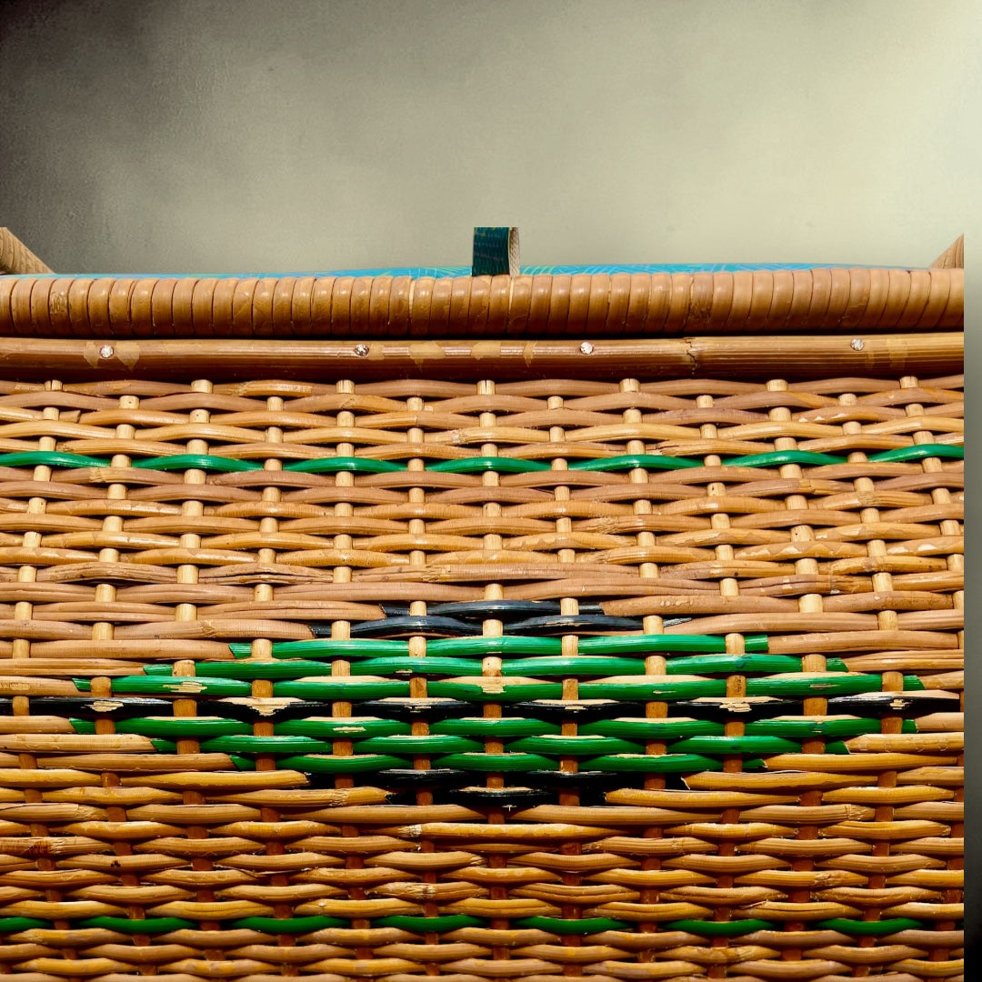 Travailleuse vintage en rotin à double étage – meuble couture années 50/60 avec coussins verts