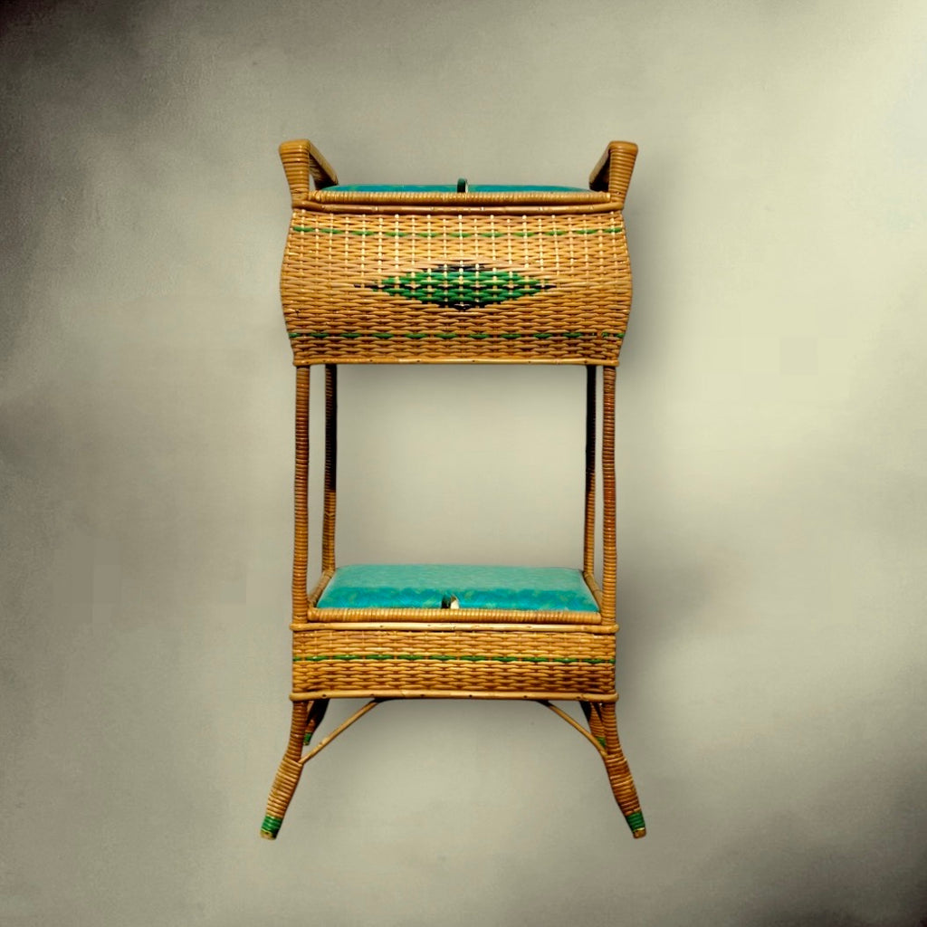 Travailleuse vintage en rotin à double étage – meuble couture années 50/60 avec coussins verts