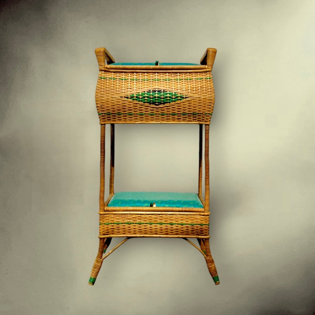 Travailleuse vintage en rotin à double étage – meuble couture années 50/60 avec coussins verts