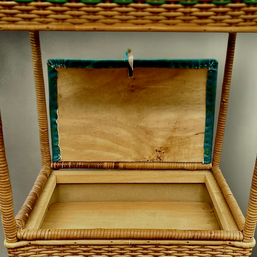 Travailleuse vintage en rotin à double étage – meuble couture années 50/60 avec coussins verts
