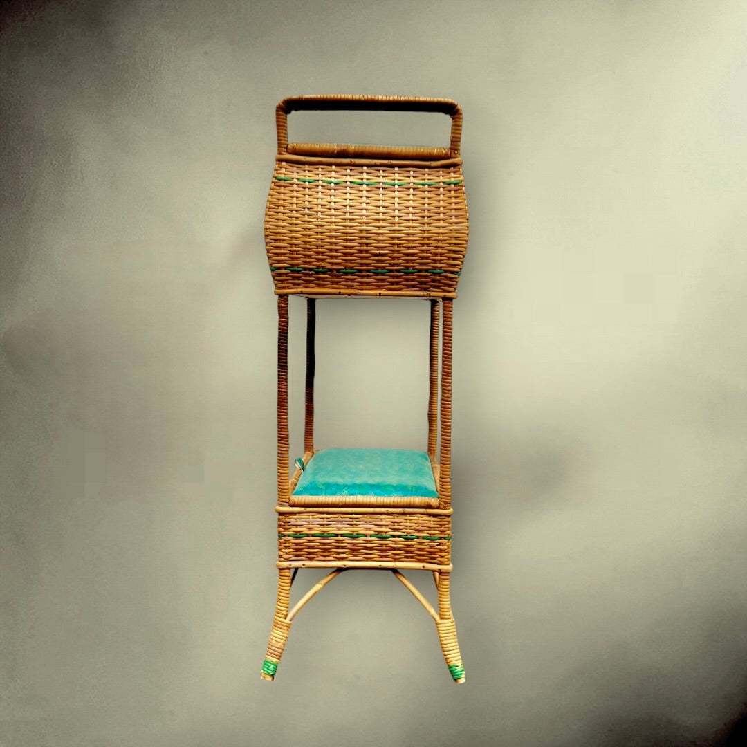 Travailleuse vintage en rotin à double étage – meuble couture années 50/60 avec coussins verts