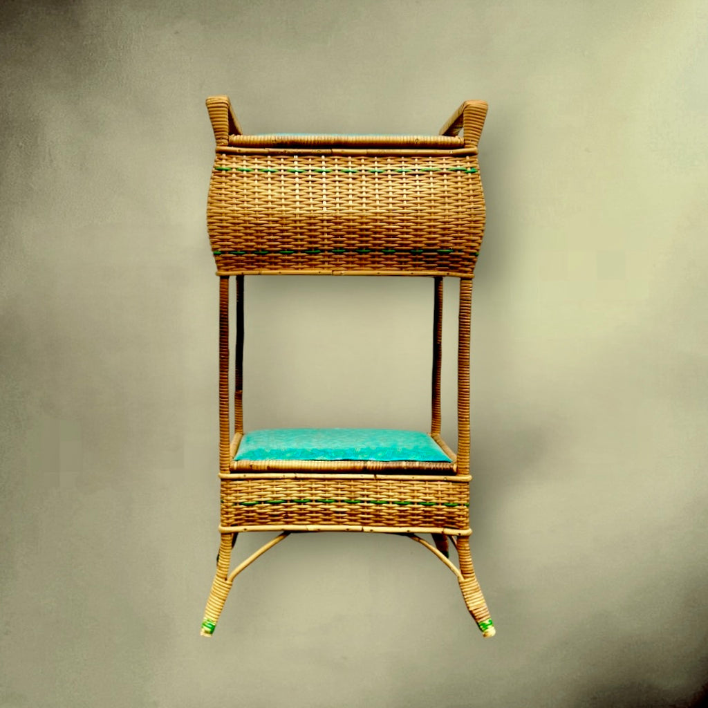 Travailleuse vintage en rotin à double étage – meuble couture années 50/60 avec coussins verts