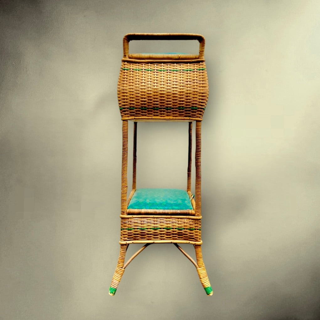 Travailleuse vintage en rotin à double étage – meuble couture années 50/60 avec coussins verts