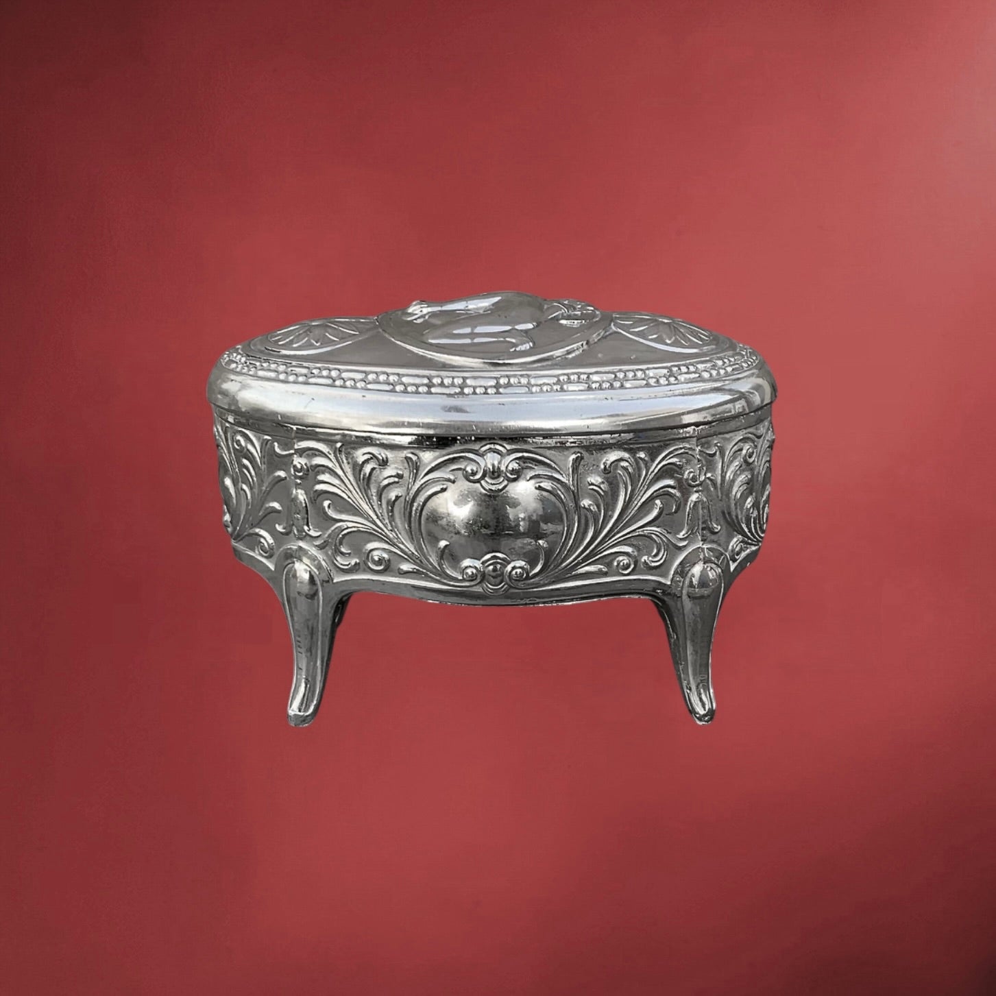 Boîte à Bijoux Ancienne en Métal Argenté Décor Cupidon Ailé Intérieur Satiné Vert – Années 50 60